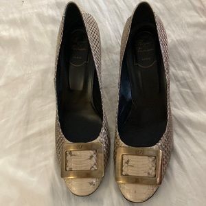 Roger Vivier size 40 beige snakeskin pump